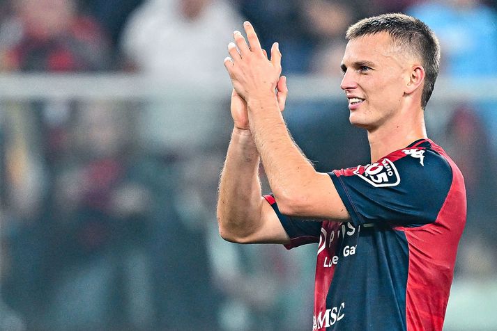 Albert Guðmundsson var hetja Genoa um helgina og stækkaði enn nafnið sitt á innkaupalista stærri félaga deildarinnar.