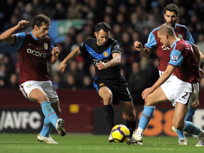 Ryan Giggs umkringdur Villa-mönnum í leiknum í kvöld.