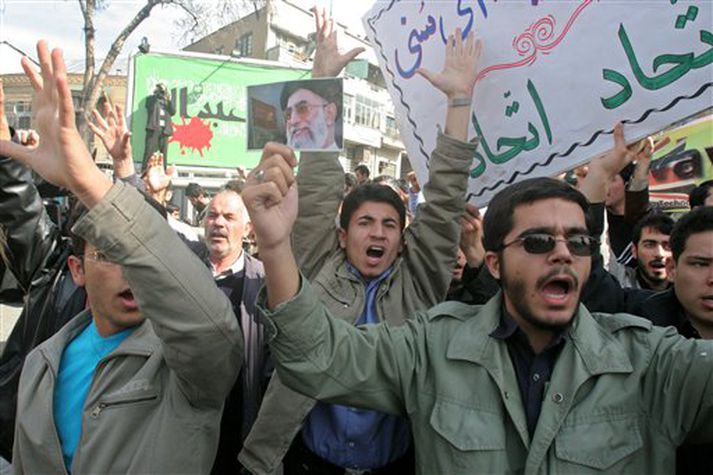 Íranskir stúdentar hrópa slagorð gegn Bretum og Ísraelum í Teheran í gærk.