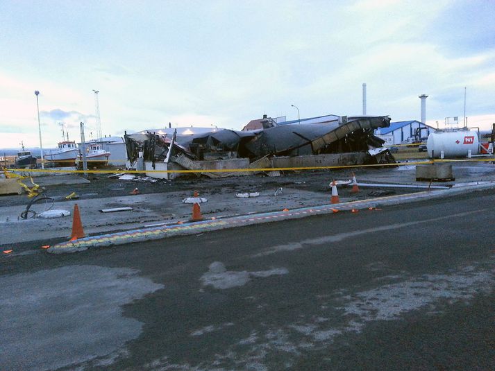 Lítið er eftir af skálanun. Tankurinn stóri sést hægra megin við rústirnar en honum var bjargað með ótrúlegri lagni.