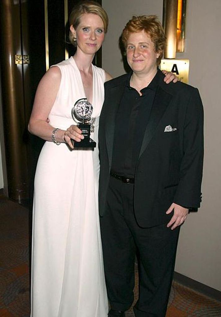 Cynthia Nixon líkir ástkonu sinni við karlmann með brjóst. Hún var gift manni þegar þær kynntust.