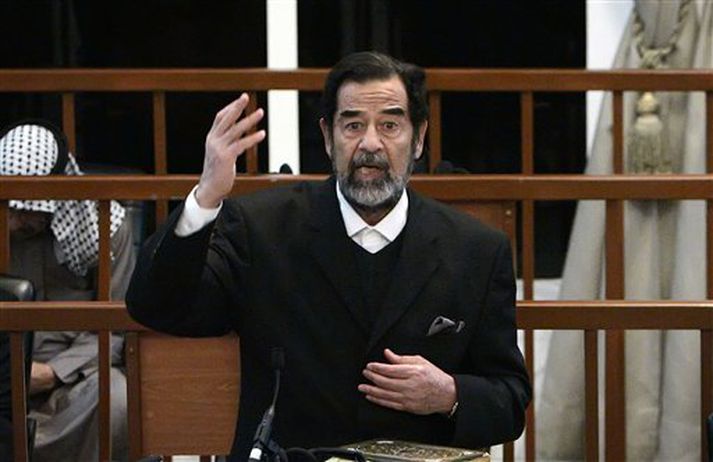 Saddam Hussein, fyrrverandi forseti Íraks, við réttarhöldin í morgun.