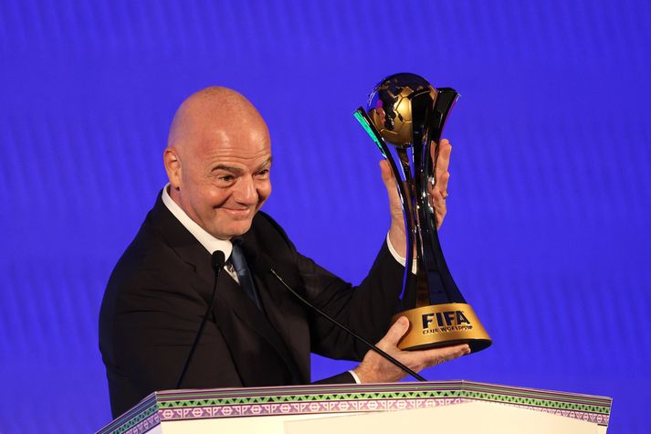 Gianni Infantino hampar heimsmeistarabikar félagsliða. 