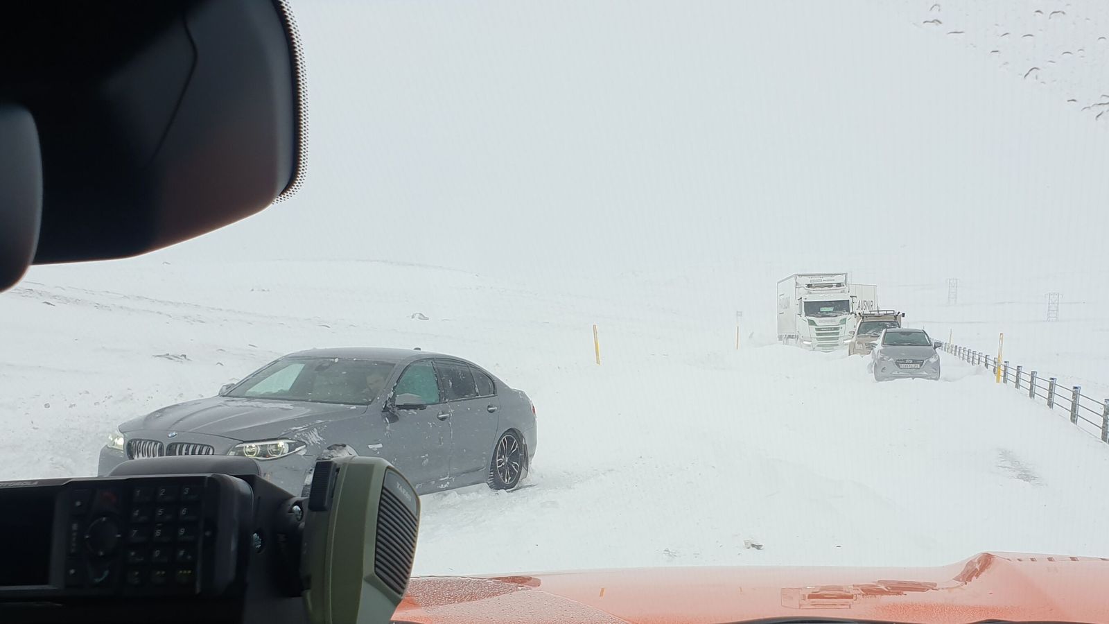 Fimm fólks­bílar og flutninga­bíll fastir á Holta­vörðu­heiði