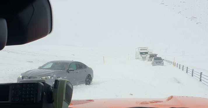 Enginn komst fram hjá flutningabílnum sem var fastur á Holtavörðuheiðinni. 