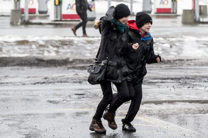 Bæði hvasst og blautt er á höfuðborgarsvæðinu.