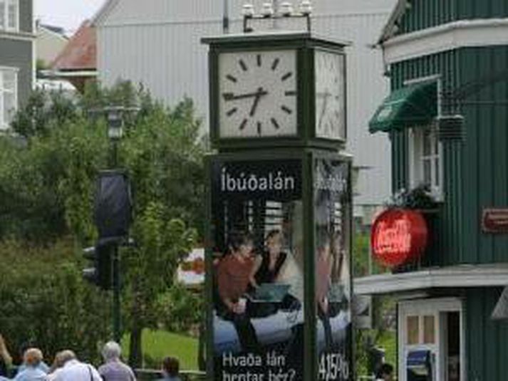Klukkan á Lækjartorgi meðan allt lék í lyndi.