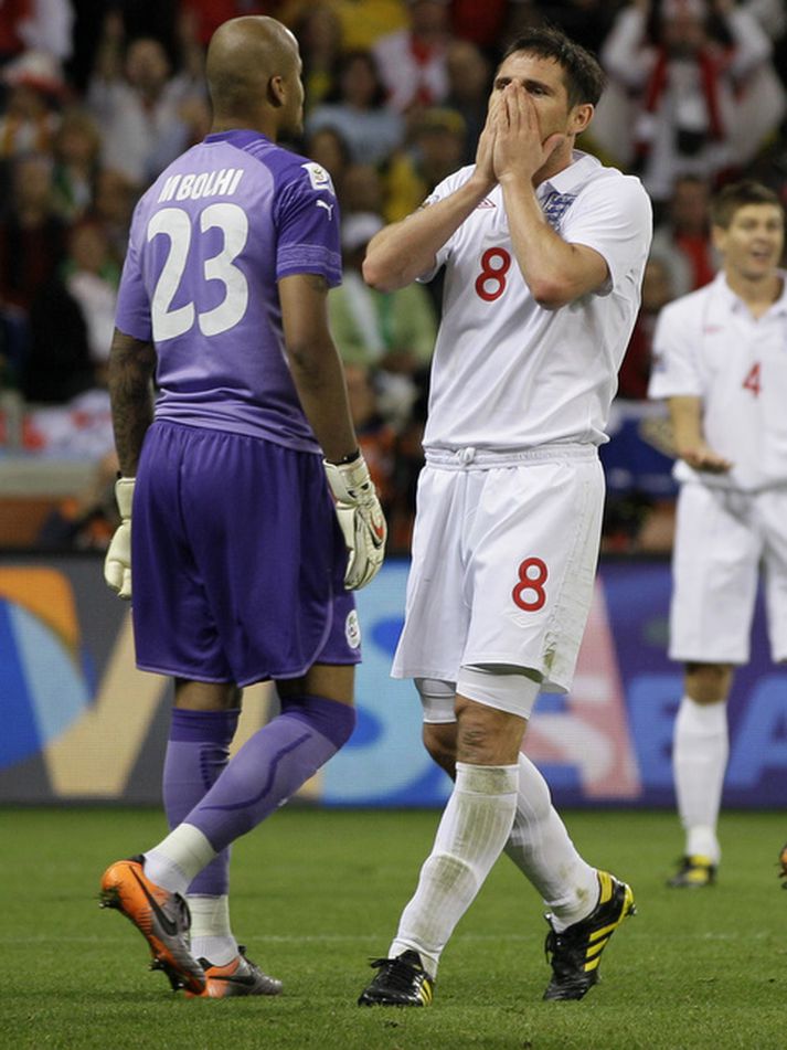 Frank Lampard svekkir sig yfir færinu sem hann klúðraði í fyrri hálfleik.