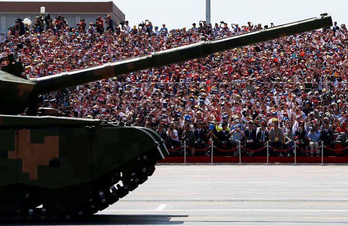 Fjölmargir fylgdust með skrúðgöngunni á Tiananmen torgi í Peking.