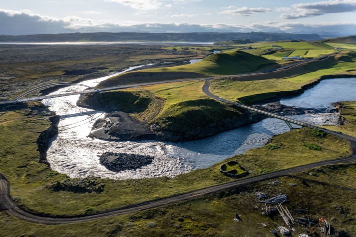 Brýrnar yfir Eldvatn hjá Ásum í Skaftártungu í gærkvöldi. Nýja brúin til vinstri, sú gamla til hægri.