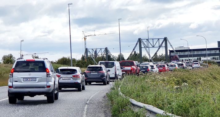 Langar biðraðir myndast á hverjum degi við Ölfusárbrú og þurfa ökumenn oft að bíða í töluverðan tíma til að komast yfir brúnna. Þá er eina ráðið að draga andann djúpt og hugsa eitthvað jákvætt.