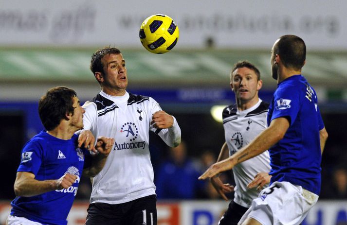 Leikmenn Tottenham og Everton þurfa að bíða í nokkra daga eftir að geta spilað sinn fyrsta leik í deildinni.