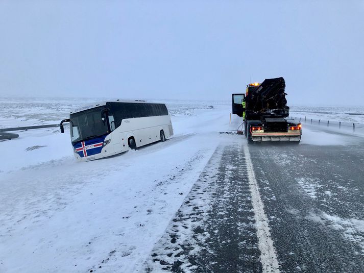 Veður var mjög slæmt á vettvangi við afleggjarann að Hellisheiðarvirkjun.