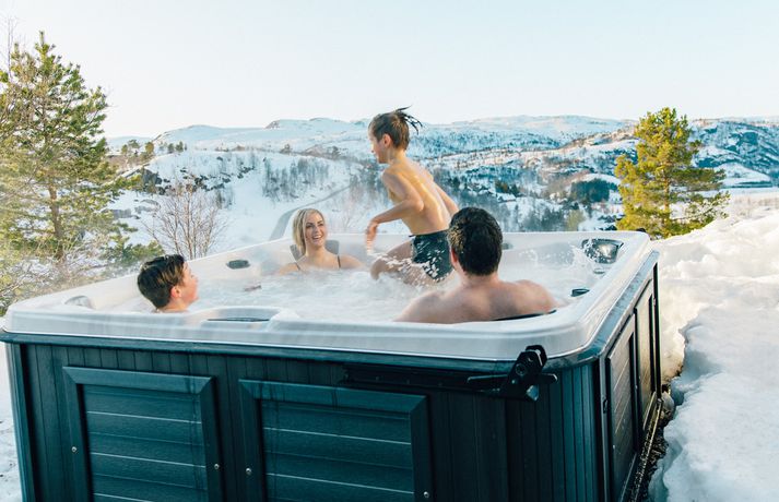 Saltvatnspottar njóta útrúlegra vinsælda meðal landsmanna. Hjá Heitirpottar.is fást þeir í ólíkum stærðum og gerðum og því ættu allir að finna eitthvað við sitt hæfi.
