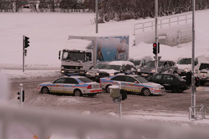 Tveggja bíla árekstur varð á gatnamótum Suðurlandsbrautar og Kringlumýrabrautar í hádeginu.
