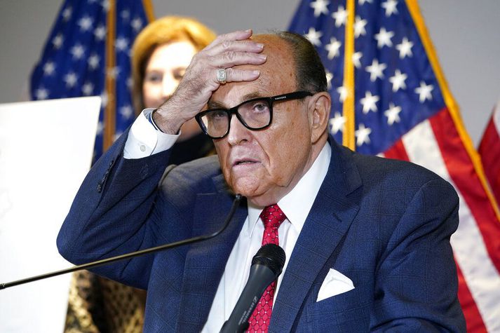 Svo virðist sem að hitna sé tekið undir Rudy Giuliani, persónlegum lögmanni Trump fyrrverandi forseta.