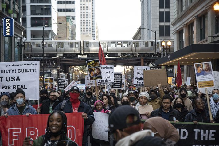 Fjöldi mótmælenda var saman kominn í miðborg Chicago í gær.