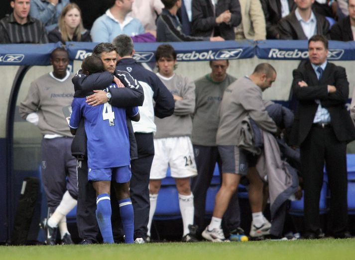 Claude Makélélé og Mourinho með Chelsea-liðinu á góðri stundu.