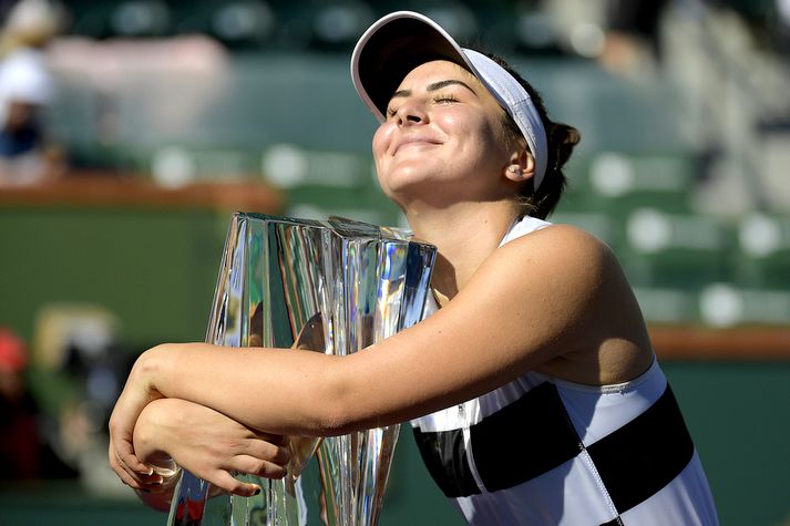 Bianca Andreescu með bikarinn fyrir sigurinn í mótinu.