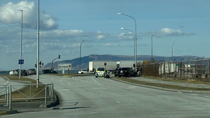 Mikill viðbúnaður lögreglu á vettvangi við handtökuna vakti athygli vegfarenda, sem var brugðið.