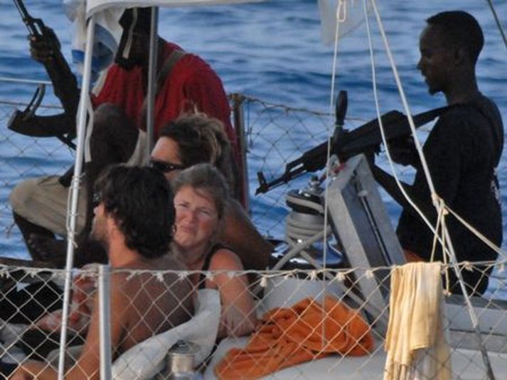 Hollendingar urðu að sleppa sjóræningjum eftir að þeir frelsuðu gísla úr þeirra höndum.