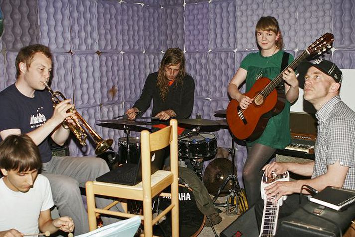 Kira Kira við æfingar í vikunni. F.v. Alex Somers (klukkuspil), Eiríkur Orri Ólafsson (trompet), Snorri Páll Jónsson (trommur), Kira Kira, Kristín Björk Kristjánsdóttir (gítar) og Pétur Hallgrímsson (kjöltustálgítar).