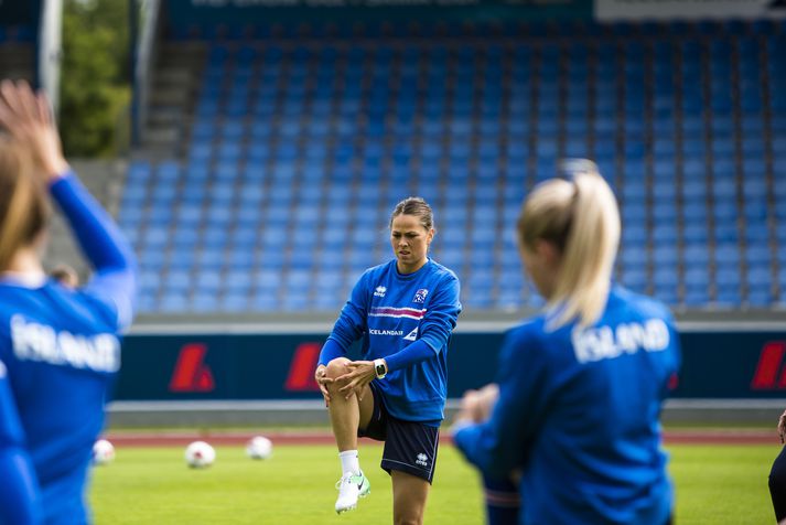 Sara Björk Gunnarsdóttir, landsliðsfyrirliði, teygir fyrir æfingu liðsins í gær.