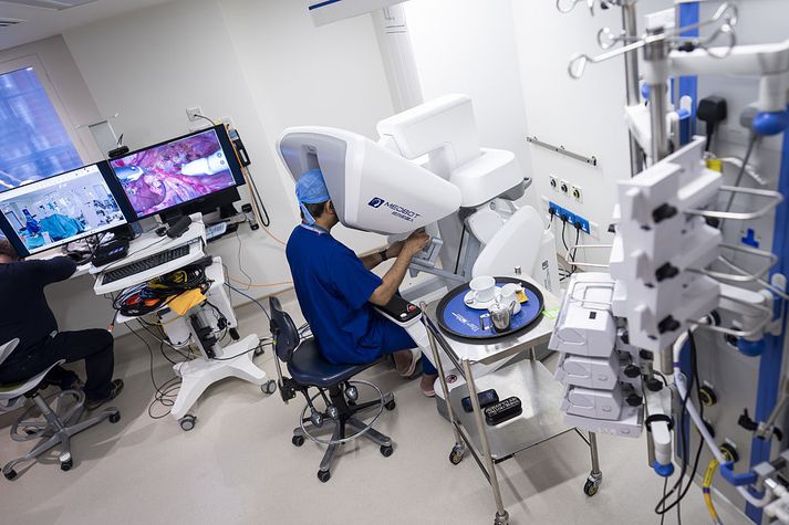 Frá aðgerðinni, þar sem sjúklingurinn var á Gíbraltar en skurðlæknirinn í Lundúnum. Um er að ræða fyrstu aðgerð þessarar tegundar sem framkvæmd er á Bretlandseyjum.