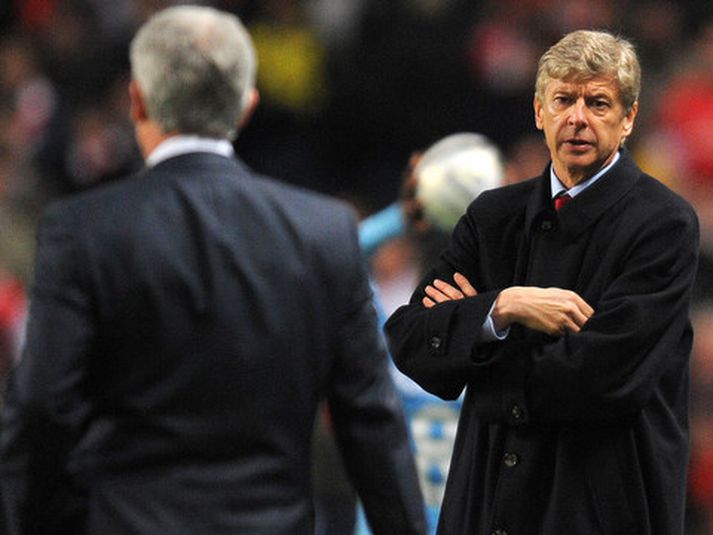 Arsene Wenger sést hér stara á Mark Hughes á meðan leiknum stóð.
