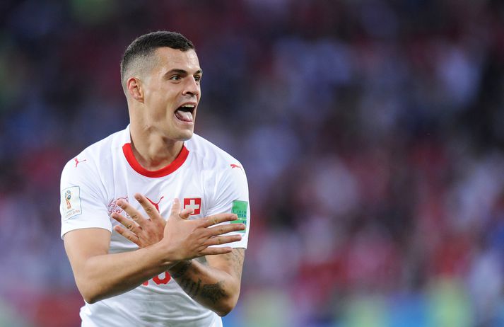 Xhaka fagnar marki sínu á föstudaginn.