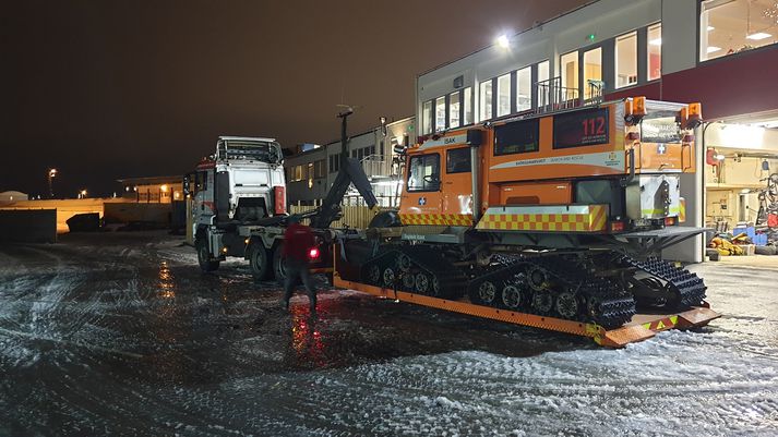 Björgunarsveitir lögðu af stað með bílana frá Reykjavík og Akranesi í gærkvöldi.