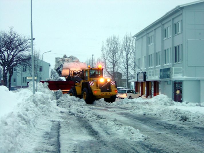 Miklum snjó hefur kyngt niður á Akureyri síðustu daga.