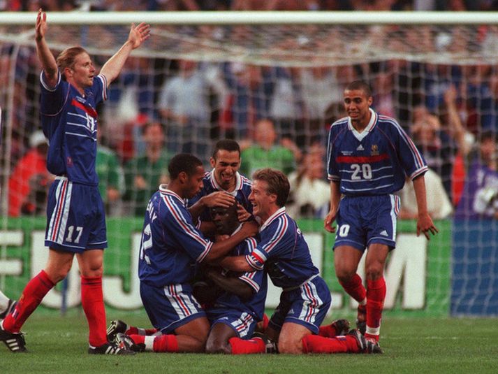 Frakkar fagna marki í undanúrslitaleiknum. David Trezeguet  er númer 20.