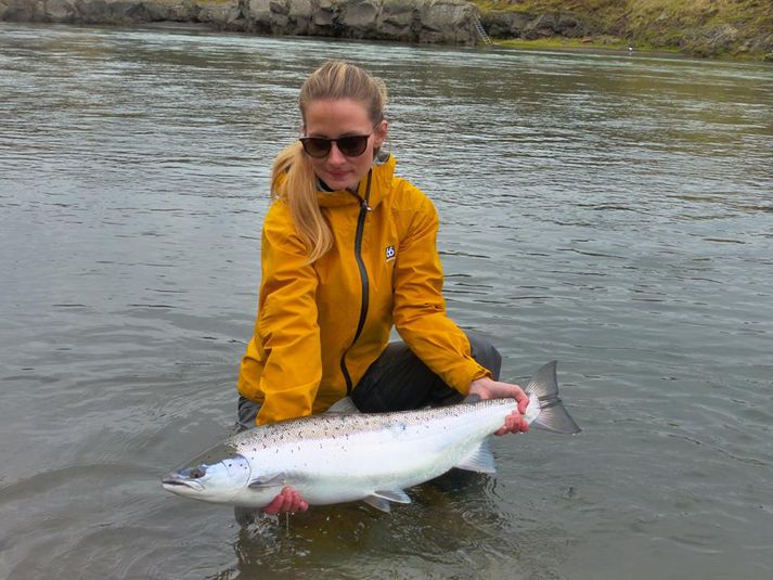 Vala Árnadóttir með stórlax úr opnun Blöndu.