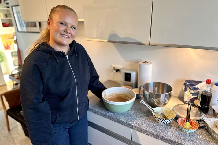 Hjördís var í miðjum bakstri þegar fréttastofa leit við.