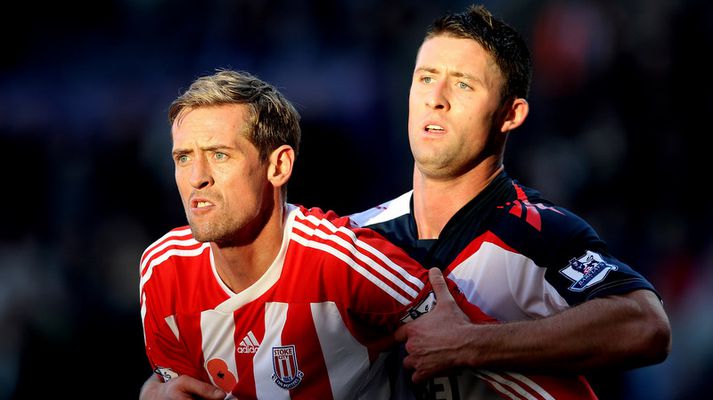 Gary Cahill hefur hér gætur á Peter Crouch.