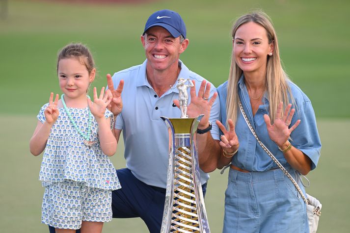 Rory McIlroy með dóttur sinni Poppy og Erica eiginkonu sinni eftir enn einn sigurinn á árinu 2025.