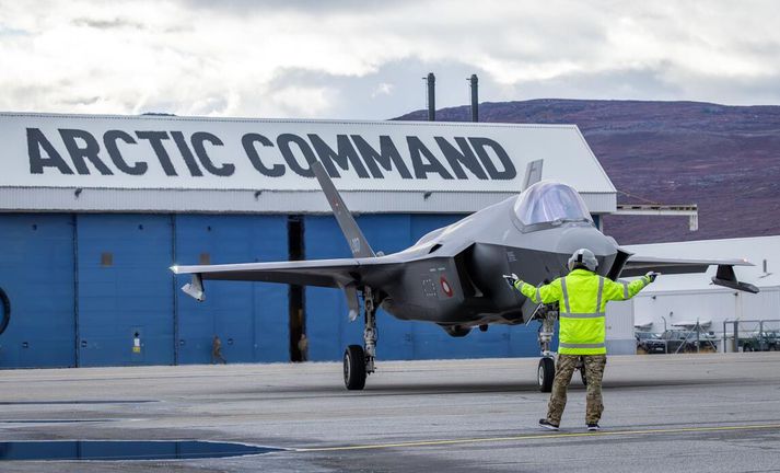 Dönsk F-35 Lightning herþota á Kangerlussuaq-flugvellinum í Grænlandi. Tvær slíkar flugvélar hafa að undanförnu verið gerðar út frá Íslandi til að vakta lofthelgi Grænlands.