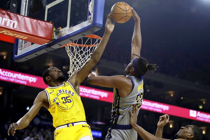 Kevin Durant ver skot frá leikmanni Indiana Pacers í nótt.