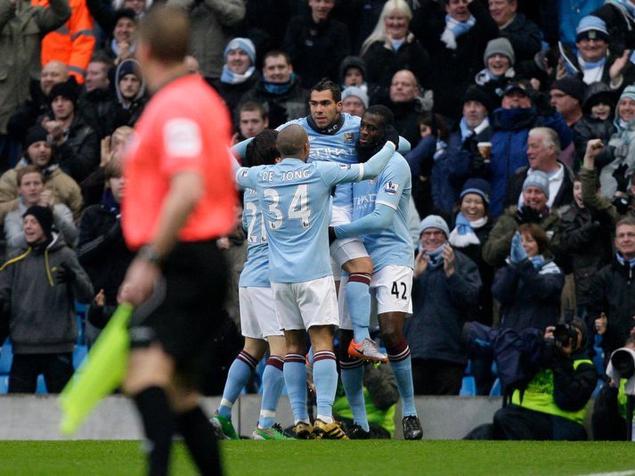 Carlos Tevez fagnar sigurmarki sínu á móti Bolton.
