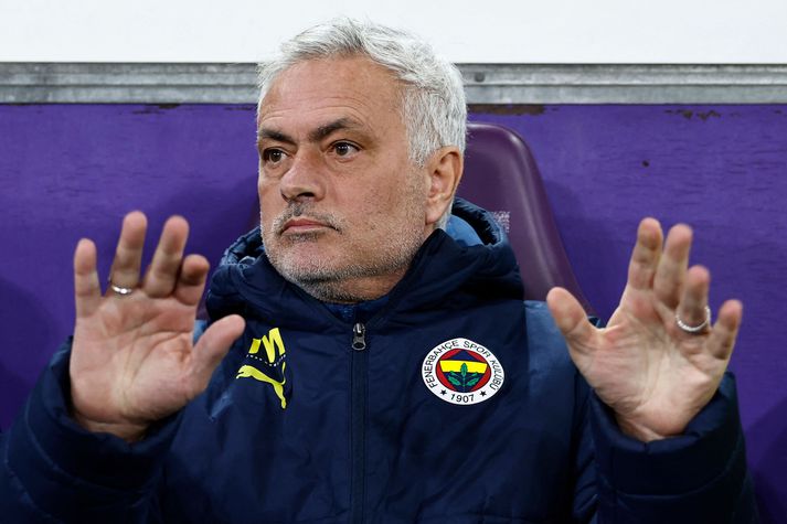 Jose Mourinho er knattspyrnustjóri tyrkneska félagsins Fenerbahce en hann var sakaður um rasisma eftir viðtal sitt fyrr í vikunni.