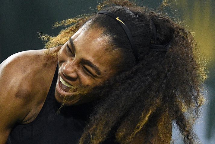 Serena Williams fagnar sigri í nótt.