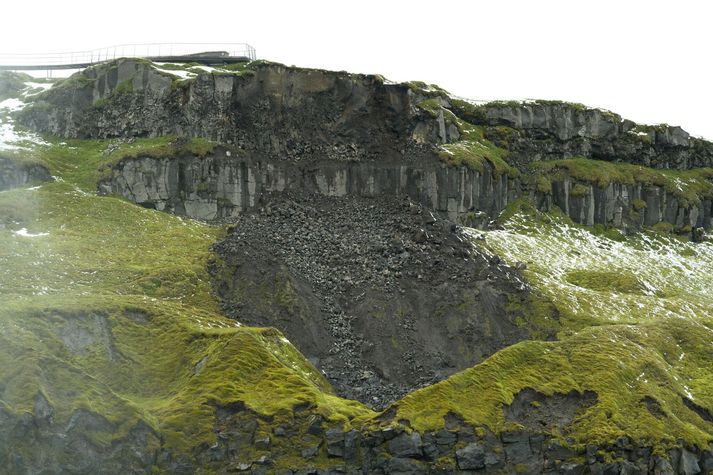 Aurskriðan féll rétt hjá útsýnispalli við Dettifoss.