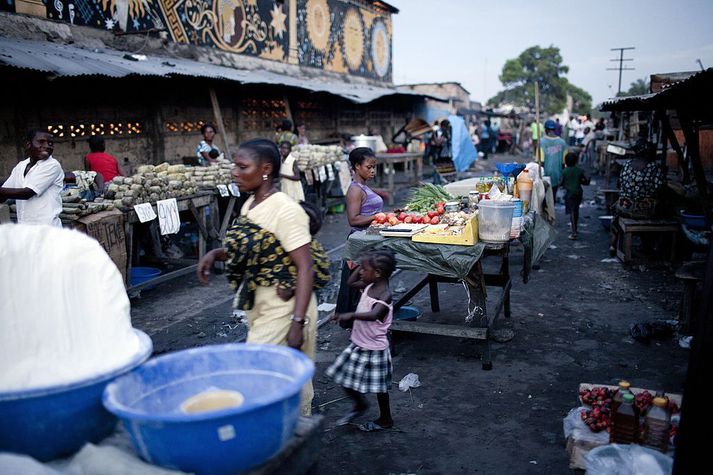 Minnst 26 létust þegar rafmagnslína slitnaði á markaði í Kinshasa.