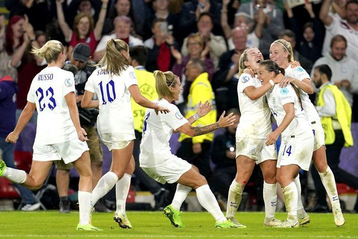 Ensku stelpurnar fagna hér marki Fran Kirby sem kom enska liðinu í 4-0.