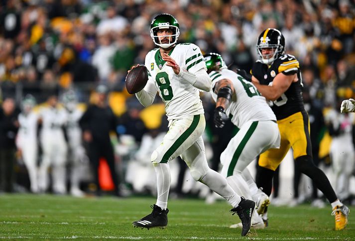 Aaron Rodgers í leik gegn Pittsburgh Steelers á síðasta tímabili. Félagið hefur verið á eftir honum síðan hann varð samningslaus í mars.