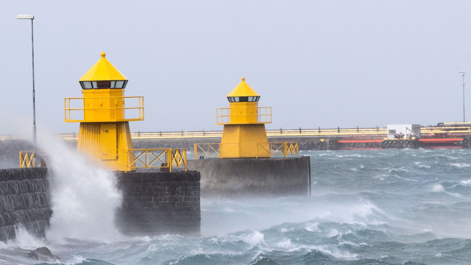 Á­kveðin austan­átt á landinu öllu og víða snarpar hviður