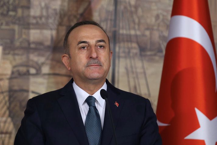 Mevlut Cavusoglu segir Tyrki gera meira í flóttamannamálum en aðrir. Tyrk­land er með hæstu út­gjöld til mann­úðar­mála í heiminum og hýsir flesta flótta­menn á heims­vísu.