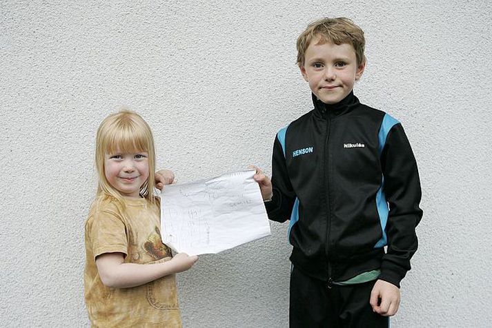 Linnéa Nana Christensen var yfir sig hrifin þegar hún fann flöskuskeyti frá Nikulási Tuma Hlynssyni í Noregi. Hún er nú komin í heimsókn til hans.
