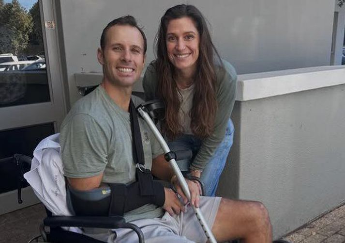 Ítalski kylfingurinn Andrea Pavan með eignkonu sinni sem flaug til Suður-Afríku eftir slysið.